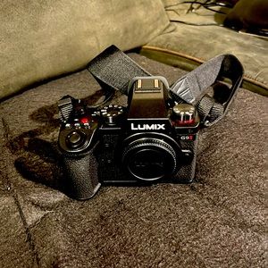 Panasonic LUMIX DC-G9M2 camera (body only) with a Rove 256 SD memory card.